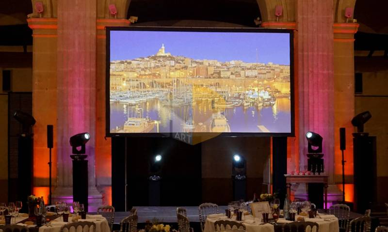 HB Art', prestataire technique audiovisuel : location et installation d'un vidéoprojecteur 13 000 lumens pour vos congrès à Aix en Provence près de Marseille