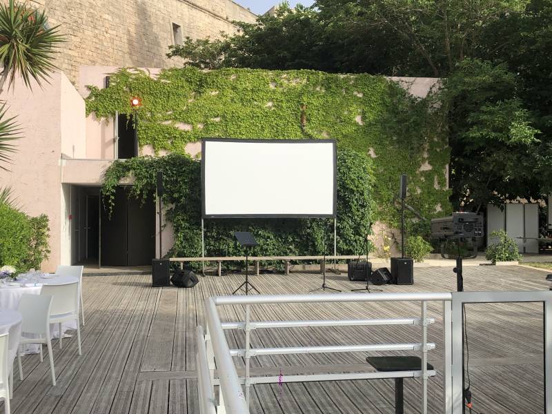 Location et installation de toile de projection pour l'organisation de votre séminaire ou congrès à Lyon